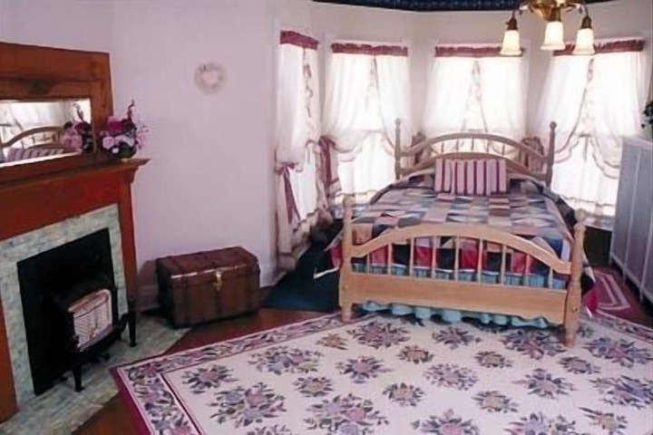 Chestnut Charm Bed & Breakfast