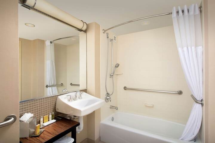 Room 25 of 62