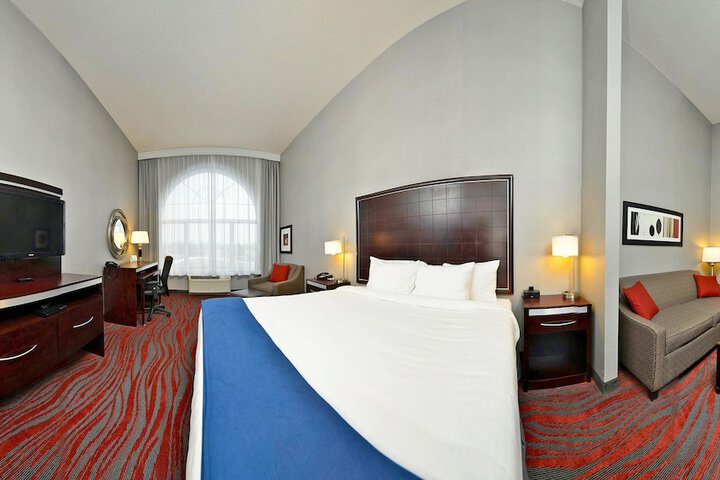Holiday Inn Express & Suites Utica by IHG