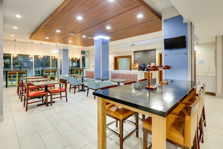 Holiday Inn Express & Suites Dallas NW - Farmers Branch by IHG