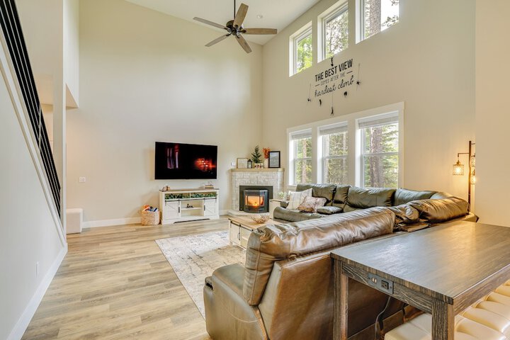 Spacious Donnelly Family Home w / Private Hot Tub!