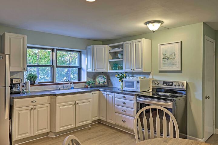 Newly Renovated Penn Yan Apartment 1 Mi to Lake!