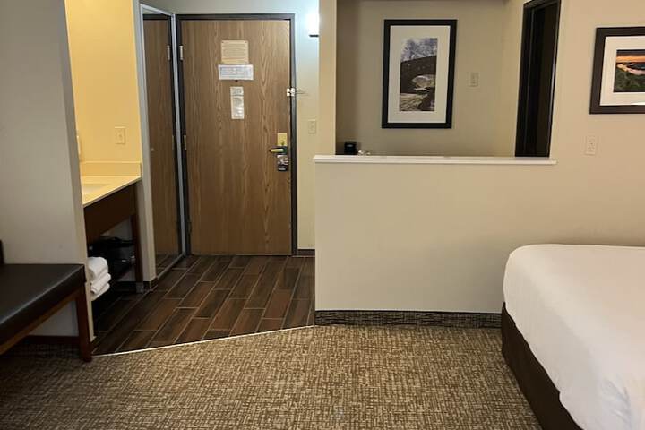Wingate by Wyndham Pittsburgh / West Mifflin
