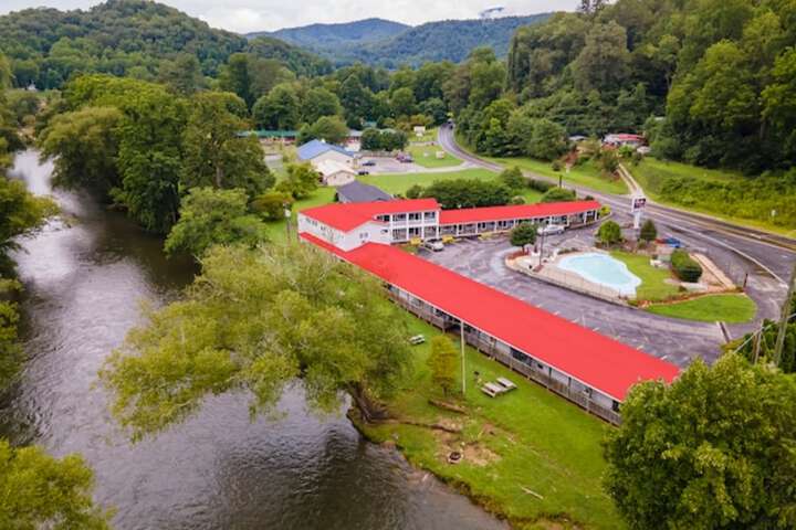 Lloyds on the River Country Inn by OYO