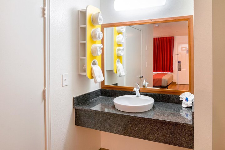 Motel 6 Grand Prairie TX - Near Six Flags Drive