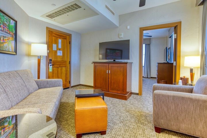 Room 33 of 168