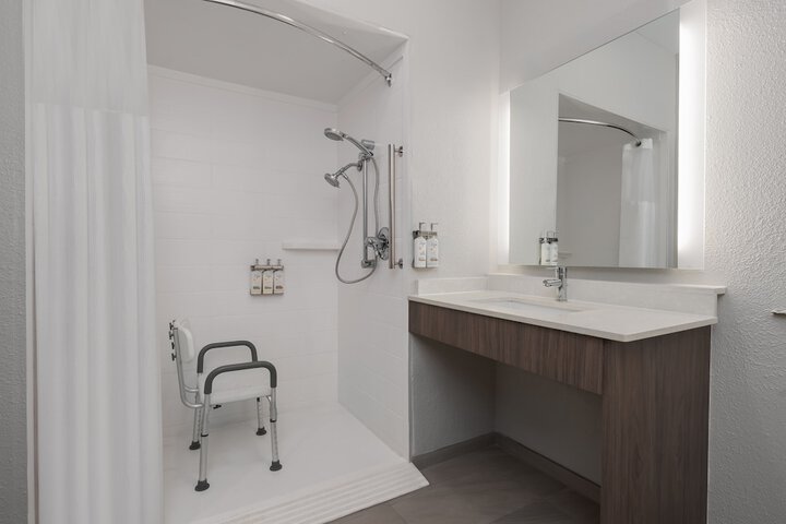 Holiday Inn Express & Suites Alexandria by IHG