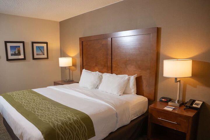 Comfort Inn & Suites Erie - Splash Lagoon Indoor Waterpark