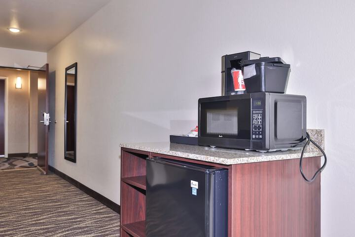 Cobblestone Hotel & Suites - Waukesha / West Milwaukee