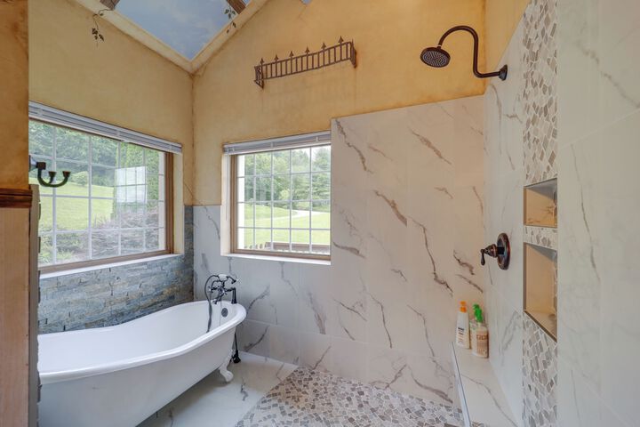 Classy Home w / Hot Tub + Mt. Jefferson Views!