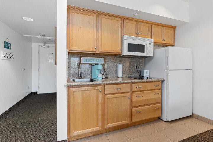 Beach House Inn & Suites