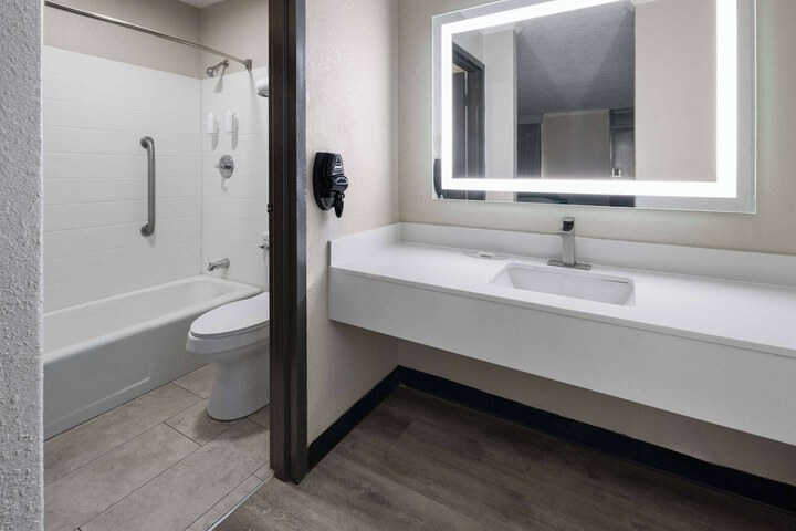 Days Inn by Wyndham Hinesville Near Fort Stewart
