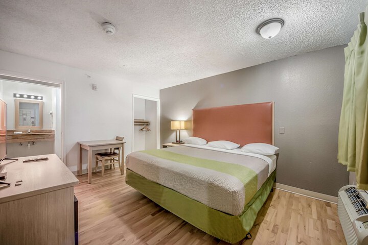 Room 17 of 28