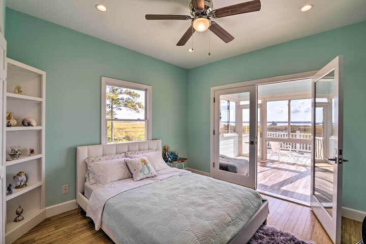 Luxurious Waterfront Home w / Private Pier & Views!