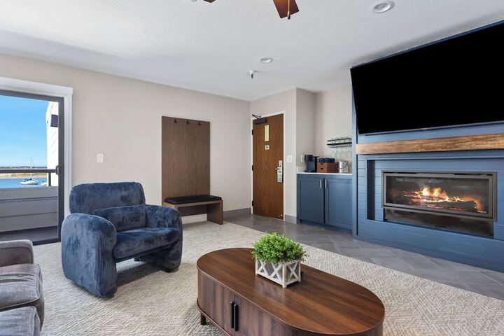 456 Embarcadero Inn & Suites