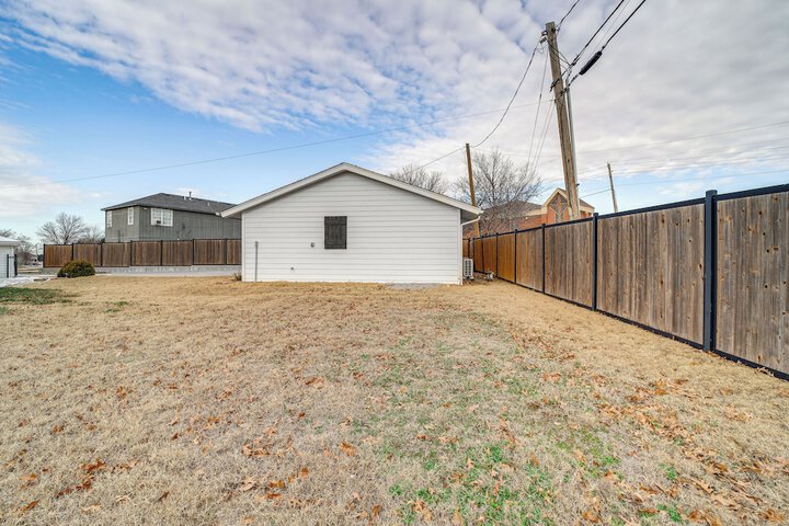 Central & Modern Studio w / Workspace in Owasso!