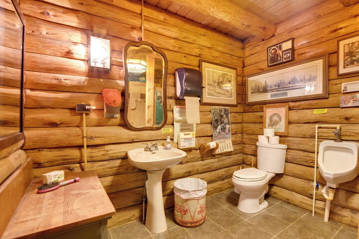 Handcrafted Log Cabin in Candor: Group Getaway!