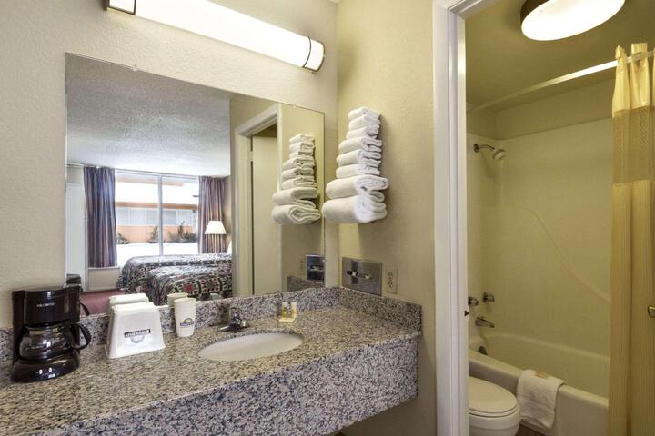 Days Inn by Wyndham White House