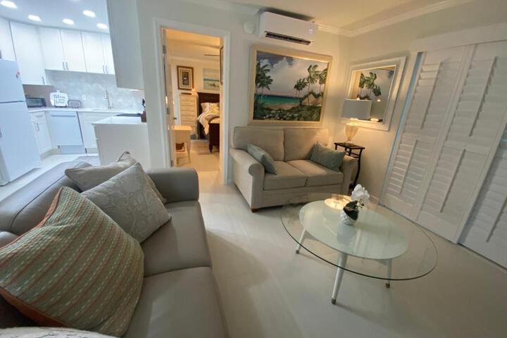 Closest 1BR to Vanderbilt Beach full kitchen with dishwasher, ALL NEW!