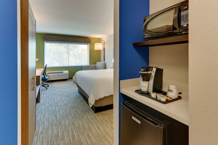Holiday Inn Express & Suites Roanoke – Civic Center by IHG