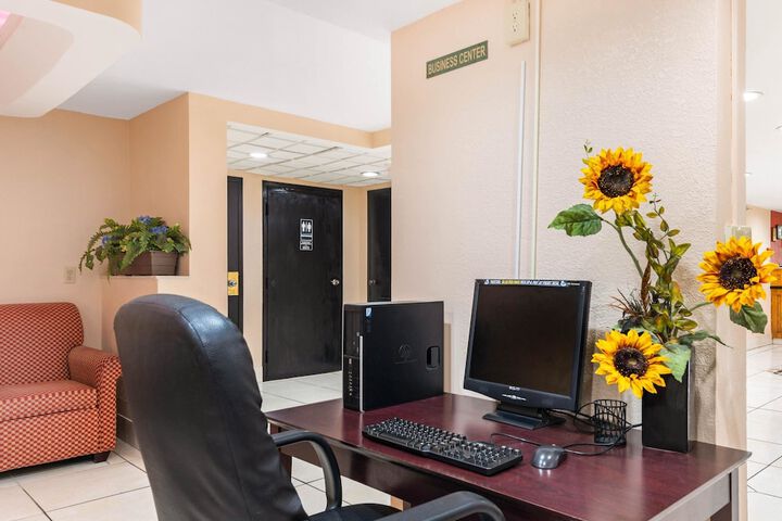 Business Center 26 of 27