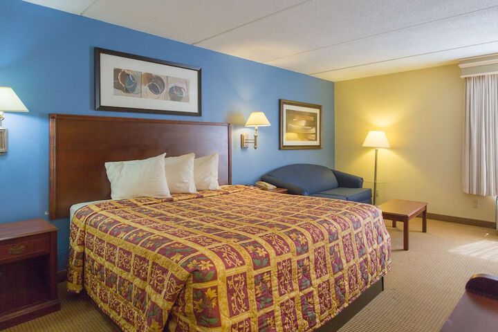 Room 7 of 12