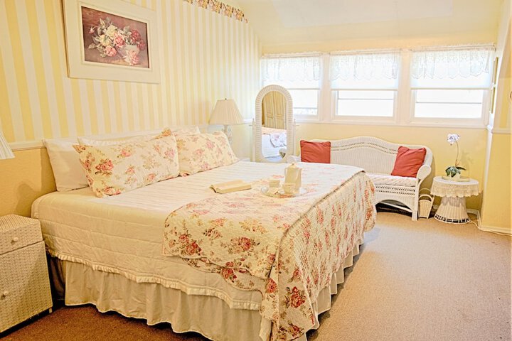 Gold Mountain Manor Bed and Breakfast
