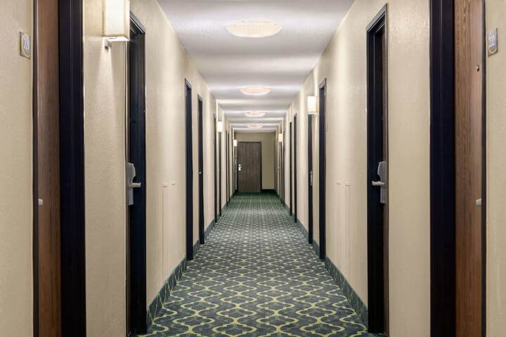 Ballroom/Hall 28 of 33