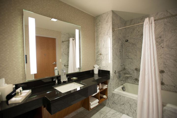 Room 32 of 60