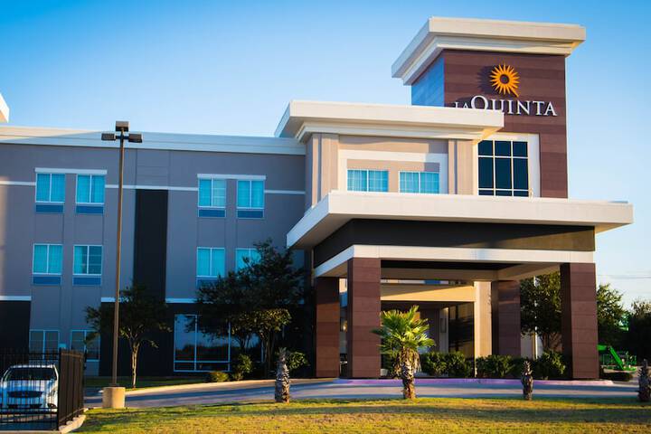 La Quinta Inn & Suites by Wyndham Karnes City - Kenedy