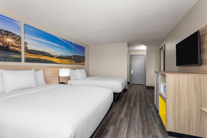 Days Inn and Suites by Wyndham Hammond IN