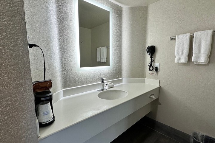 Room 12 of 32