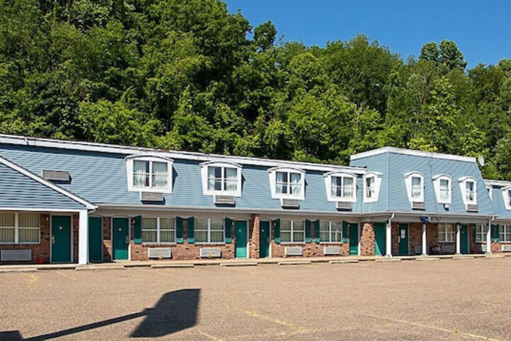 Country Squire Inn & Suites