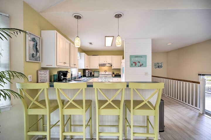 Coastal Home w / Community Pool 2 Miles to Beach!