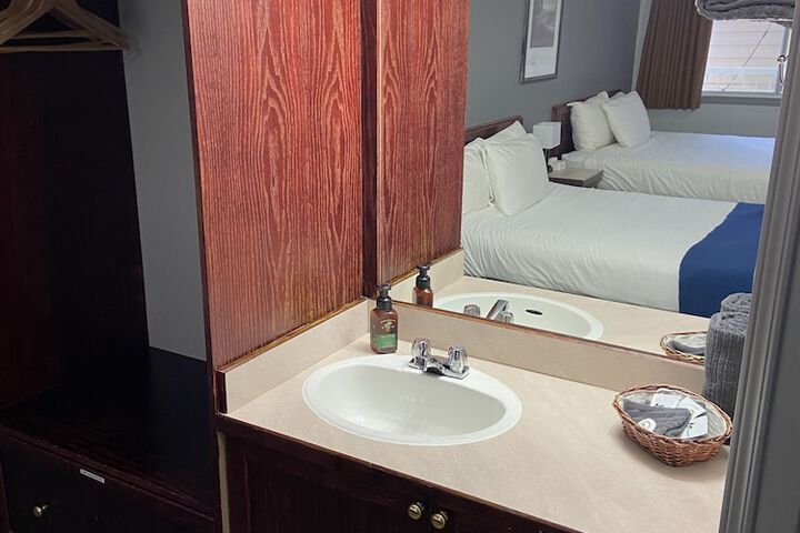 Room 16 of 28