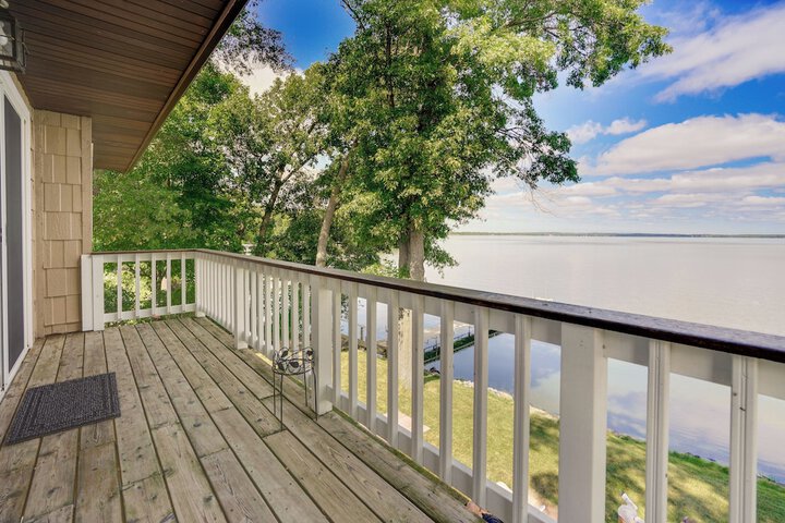 Lakefront Chippewa Falls Haven w / Private Deck!