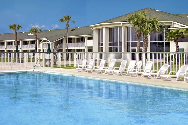 Days Inn & Suites by Wyndham Jekyll Island