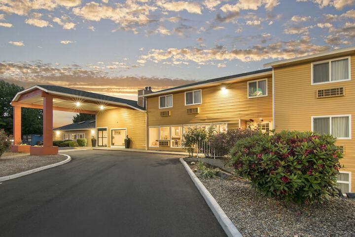 Quality Inn & Suites Albany Corvallis
