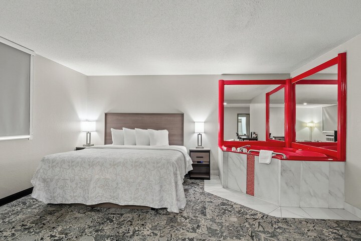 Red Roof Inn PLUS+ Belleville