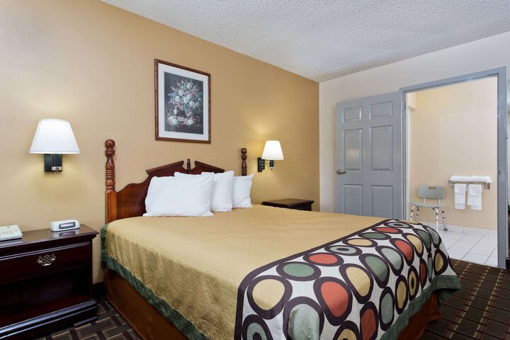 Room 10 of 18
