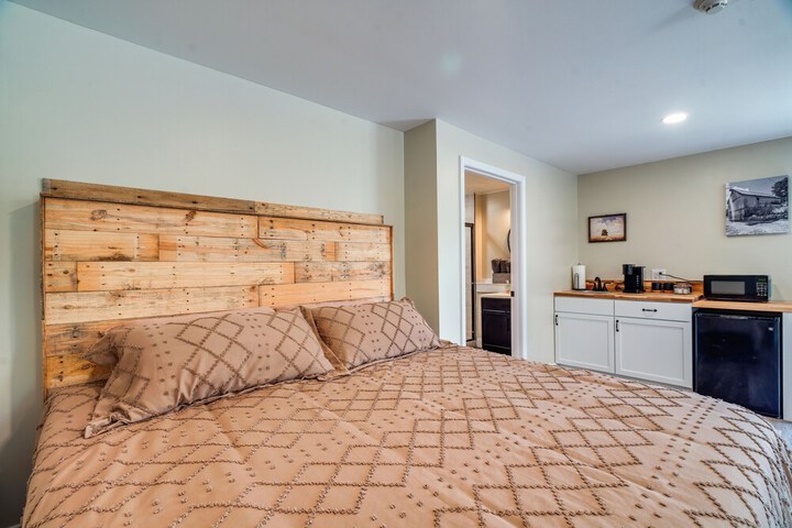 Studio Stay w / Deck in Missouri Wine Country