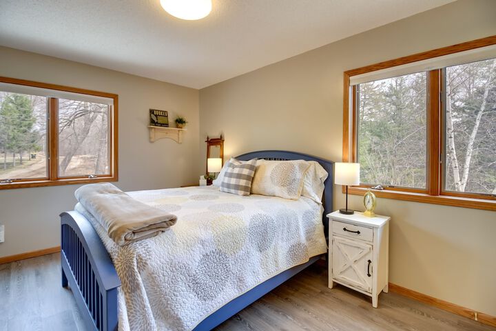 Private Lakefront Cabin w / Hot Tub Deck & Views
