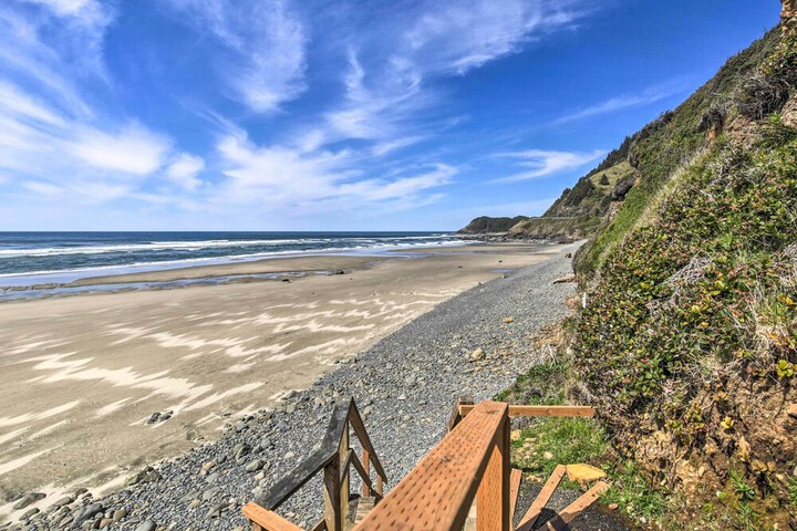 Oceanfront Cottage W / deck & Secluded Beach Access!
