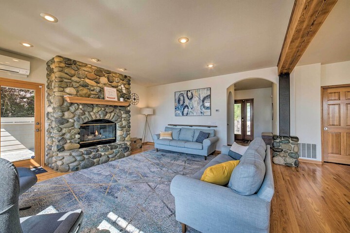 Spacious Lake Stevens Home w / Fire Pit Patio