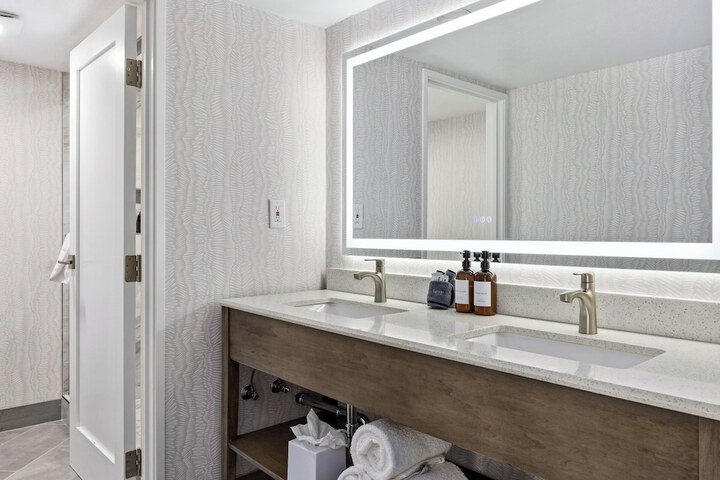 456 Embarcadero Inn & Suites