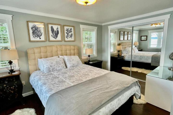 Puget Sound Chic Romantic Cottage with Private Beach Access & Gated Entry