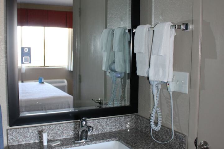 Days Inn & Suites by Wyndham Springfield on I-44