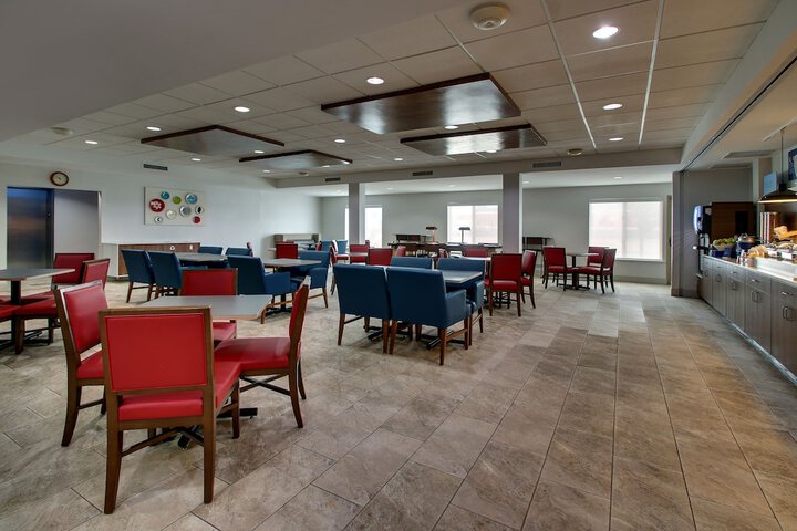 Holiday Inn Express & Suites Waukegan by IHG
