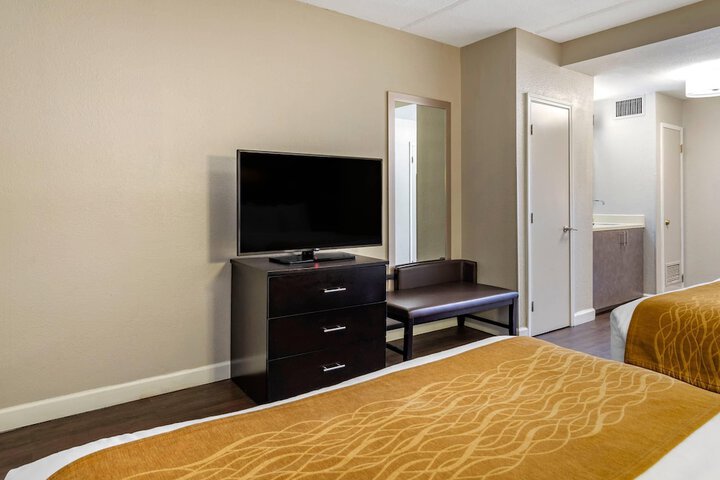 Comfort Inn & Suites near Six Flags