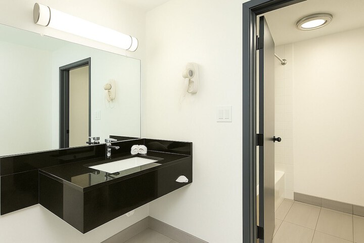 Oyster Bay Inn & Suites